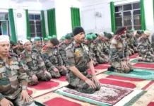 Baraha Bulshada: Hadal-hayn ka dhalatay sawir muujinaya taliyeyaasha militeriga Hindiya oo tukanaya