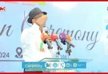 Yaan la is niyo jabin ee hala is bar bar istaago”Maayir Mooge