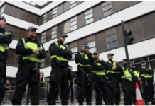 Booliska Uk oo xidh xidhay dad ku mudaharadaya Qaxootiga kusoo qulqulaya dalkooda